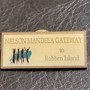 Nelson Mandela/Robbin Island goldtone pin